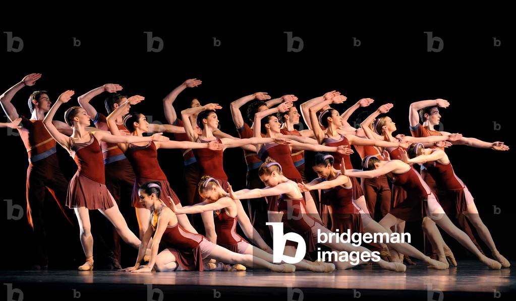 Dancers performing in Les Presages (photo)