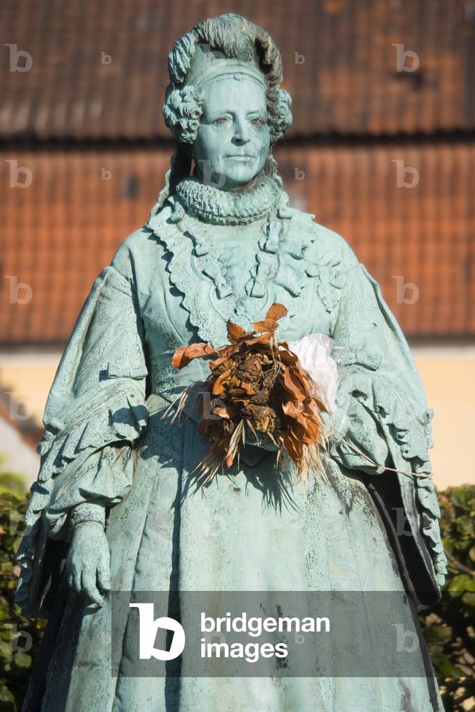 Statue of Queen Caroline Amalie (1796-1881) of Denmark (bronze)