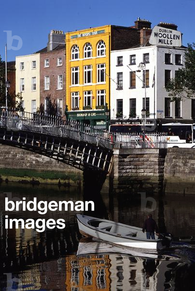Boat approaching the Halfpenny Bridge, Dublin, Ireland (photo)