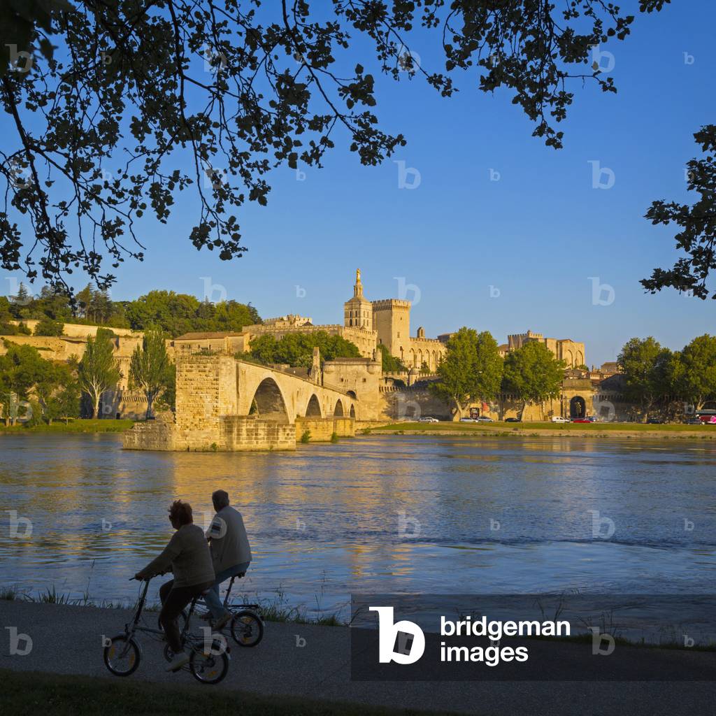 Avignon, Provence-Alpes-Côte d'Azur, France.  Palais des Papes and Pont St-Benezet.  Palace of the Popes and St. Benezet bridge seen across the Rhône river.  The historic centre of Avignon is a UNESCO World Heritage Site.
