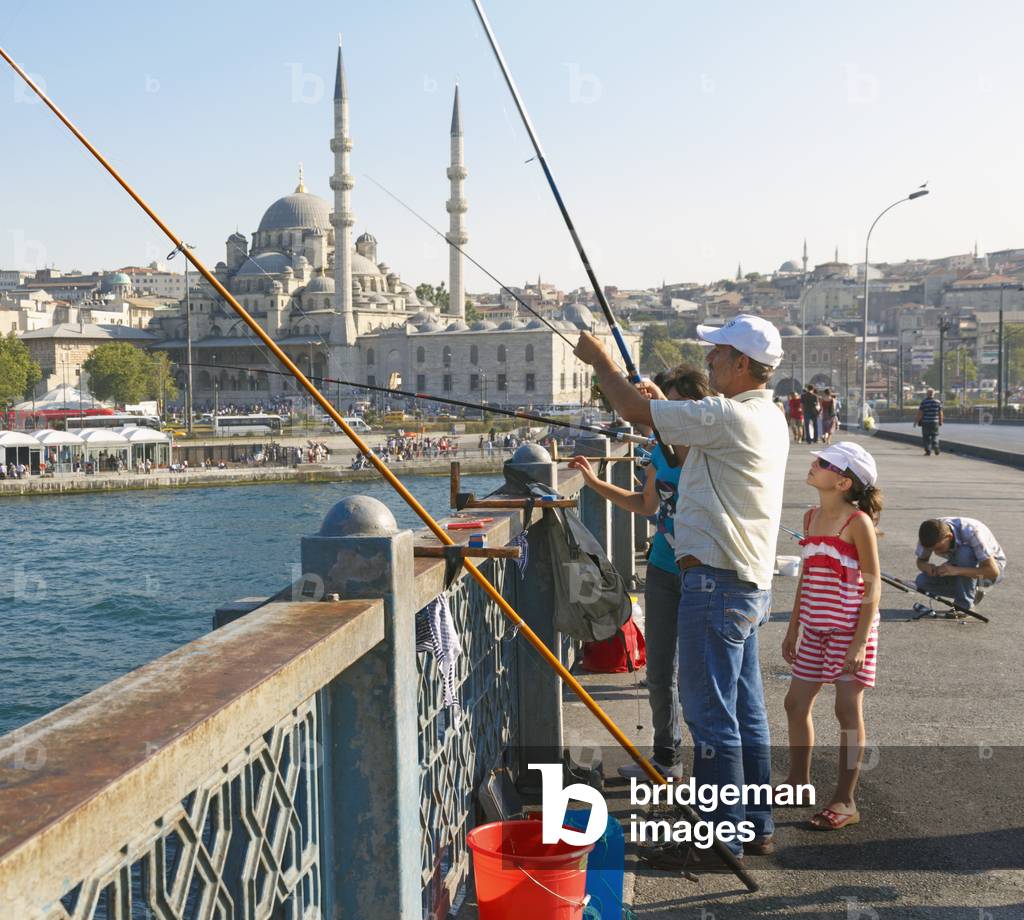 Istanbul, Turkey, Fishing from Galata Bridge (photo)