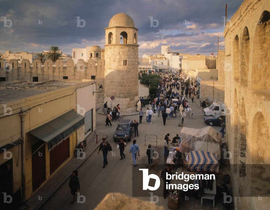 Street scene and fortified mosque (photo)