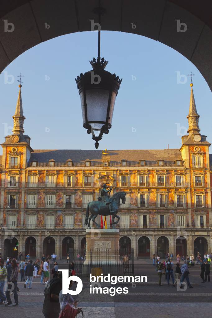Madrid, Spain.  Plaza Mayor. Equestrian statue of King Felipe III (photo)