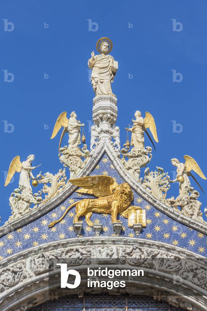Statue of St. Mark, the patron of Venice, surrounded by angels, Venice, Veneto Region, Italy (photo)