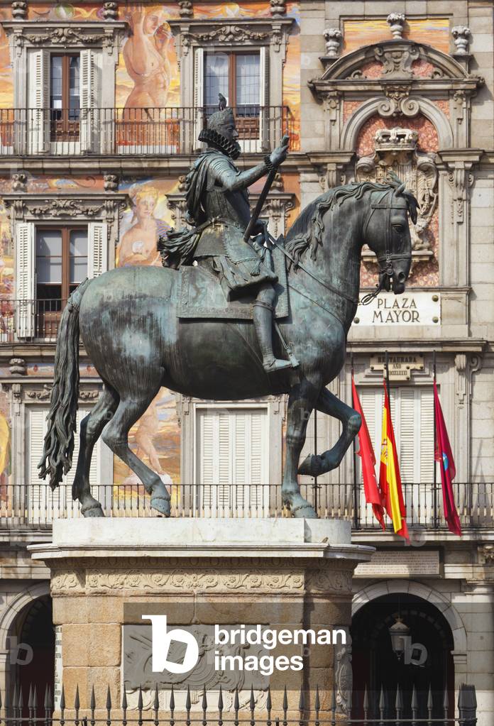 Madrid, Spain.  Plaza Mayor. Equestrian statue of King Felipe III (photo)