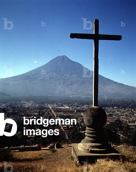 Town and Agua Volcano seen from Cerro de la Cruz (photo)