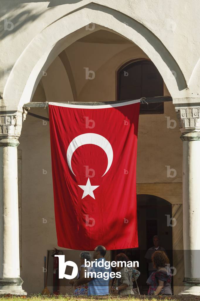 Istanbul, Turkey, Topkapi palace, Turkish flag (photo)
