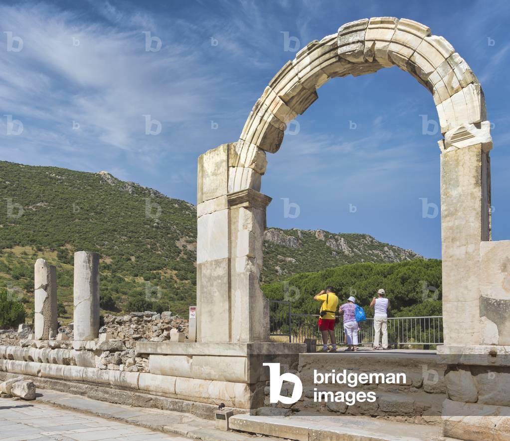 Ephesus, Turkey, Lower Agora archway (photo)