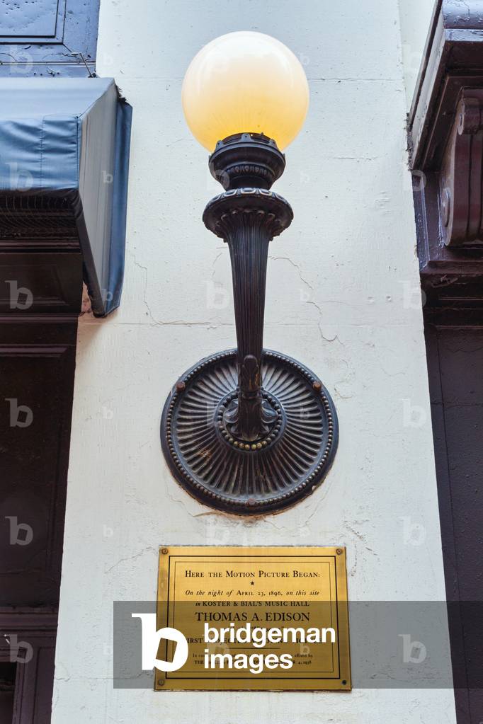 Plaque commemorating Edison outside Macy’s, New York, USA (photo)