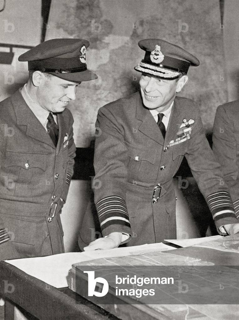 King George VI, right, meets Guy Gibson, on his return from leading the successful raid by R.A.F. bombers on the great Ruhr dams in May, 1943 (photo)