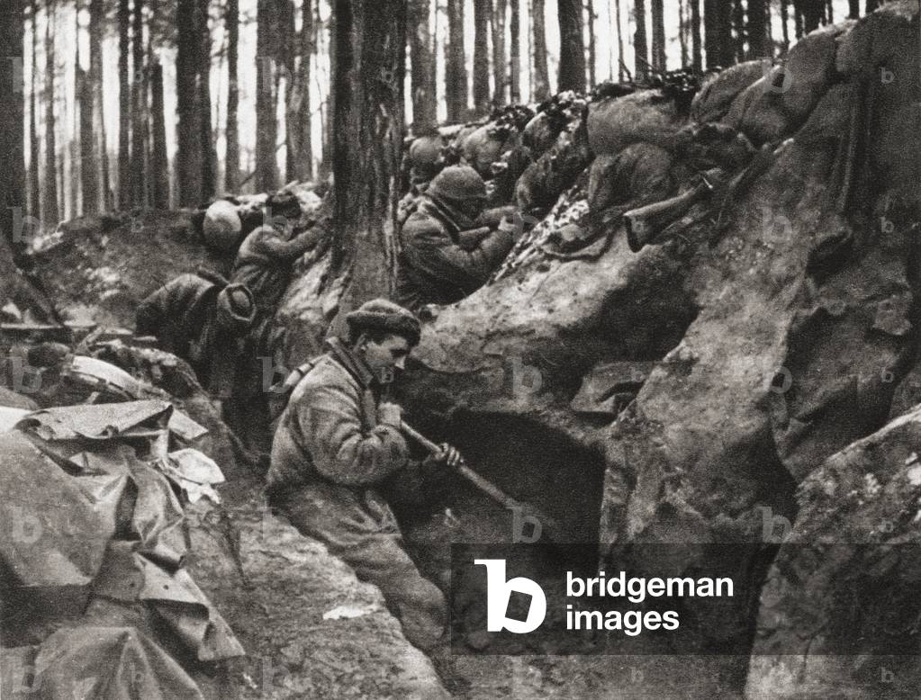 Specially enlisted navvies digging shelter-trenches during the First World War, from 'The Illustrated War News', published in 1915 (litho)