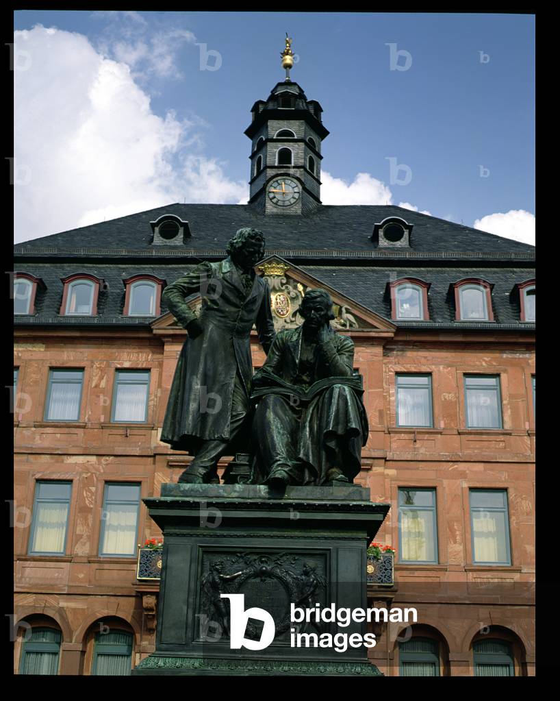 View of the New Town Hall and the Grimm Brothers monument (photo)