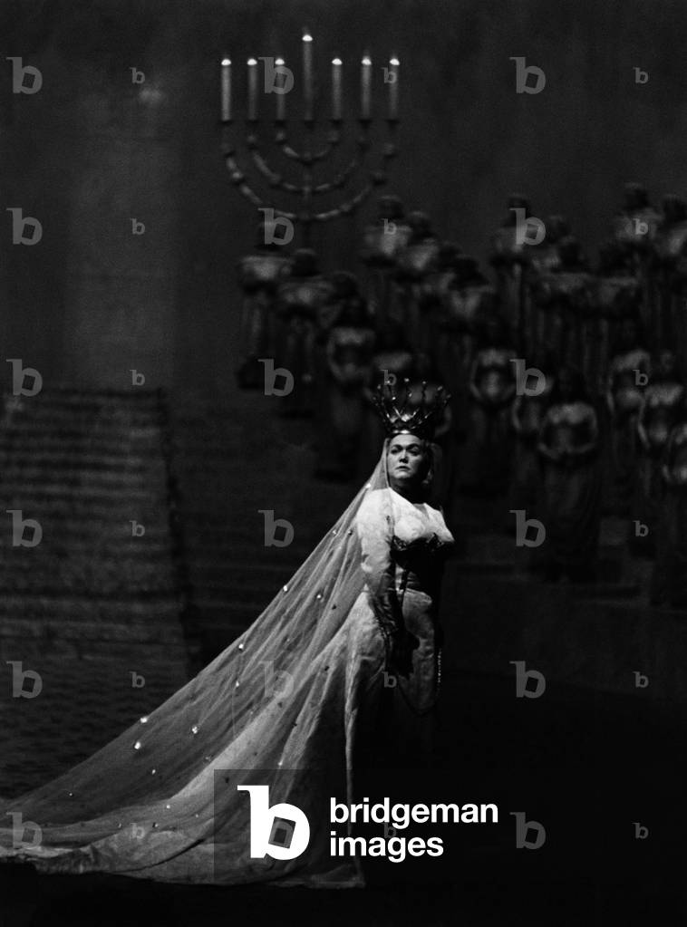Leonie Rysanek as Elsa