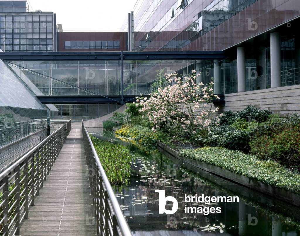 La place des Droits de l'Homme in Evry, headquarters of Shell in Rueil Malmaison (Rueil-Malmaison), Hauts de Seine (Hauts-de-Seine), Ile de France (Ile-de-France), France. Architecture by Jean Pistre, Valode Denis and Kathryn Gustafson, 1992. Photography 10/04/97