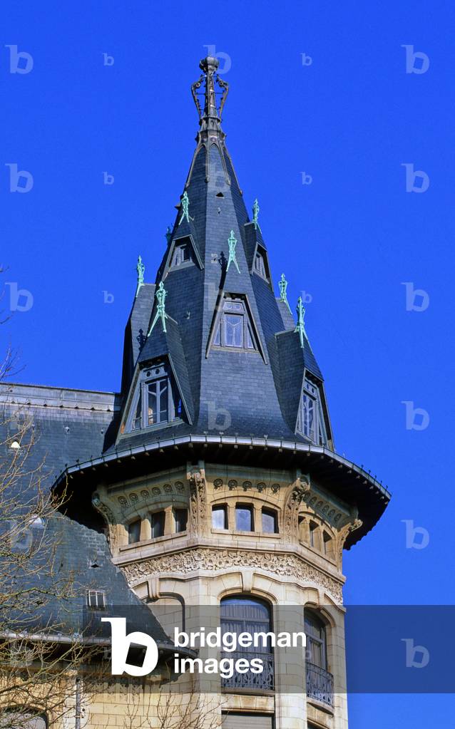 Banque Renauld BNP, 9 rue de Chanzy in Nancy (Meurthe and Moselle). Architects Emile Andre (1871-1933) and Paul Charbonnier (1865-1953), 1910. In Nancy, Art Nouveau takes the name of Ecole de Nancy, or Alliance provincial des industries d'art, thanks in particular to the emblematic figure of Emile Galle. Glassware, furniture, stained glass, ceramics, leather, ironwork, architecture, etc., participate in this vast movement of renovation of decorative arts that still marks the city today.