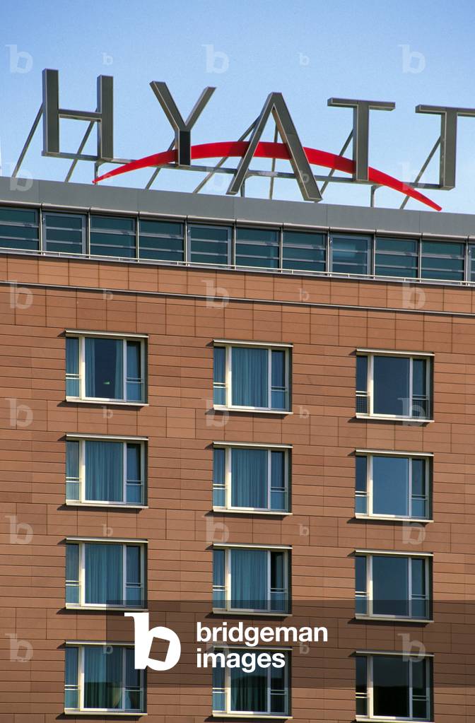 Hotel Grand Hyatt on Marlene Dietrich platz 2a Berlin (Germany). Achitect Jose Rafael Moneo, 1996-1998. Photography 25/10/99.