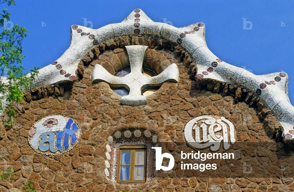 Crenelee facade of Parc Guell, Montana Pelada in Barcelona (Spain). Realisation 1903, architect Antoni Gaudi i Cornet (1852-1926).