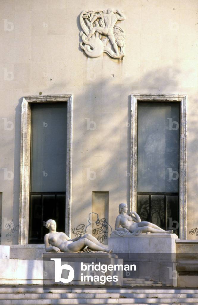 Facade of the Museum of Modern Art, Palais de Tokyo, 11-13 avenue du President Wilson, Paris 16th. Architects: Jean Claude Dondel (1904-1989), Andre Aubert (1905-1987), Paul Viard (born 1880) and Marcel Dastugue (1881-1960), construction 1934-1937. In the foreground are the couchees of Louis Dejean (1872-1954), Leon Drivier (1878-1951) and Auguste Guenot (1882-1966).
