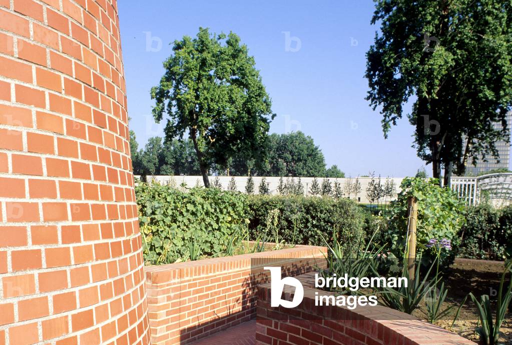 Parc de Bercy, Paris 75012. Architect: Bernard Huet with Madeleine Ferrand Jean-Pierre Feugas and Bernard Leroy - Landscapers: Ian Le Caisne and Philippe Raguin, 1993-1997. The Parc de Bercy has been brought to the site of the former Bercy wine warehouses.