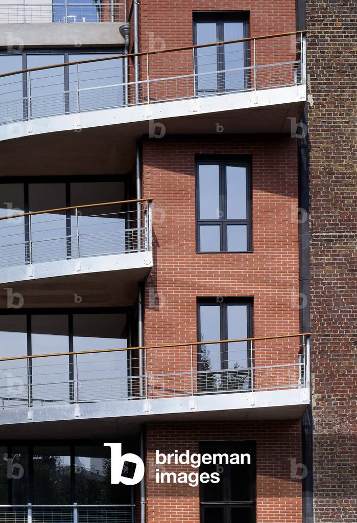 Facade of a residential building in Paris. Architect Massimiliano Fuksas.