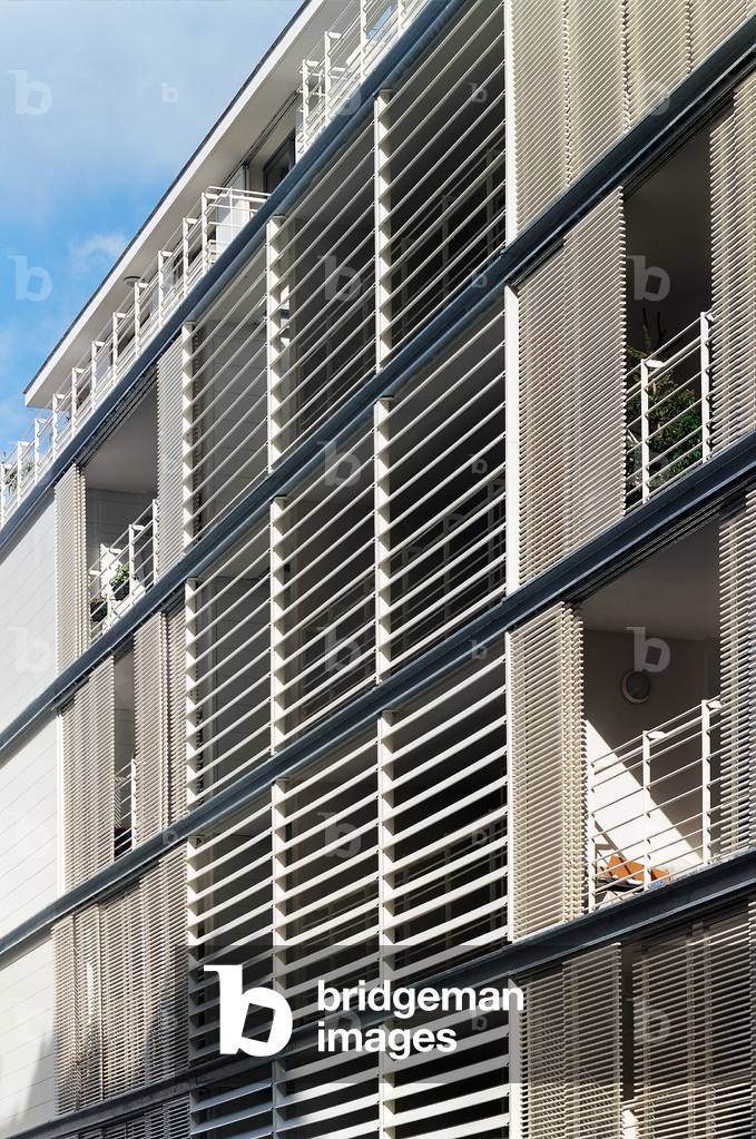 Facade of residential building in Clichy (Hauts de Seine). Realisation 2004, architect Bruno Decaris. Photography 02/05/04.