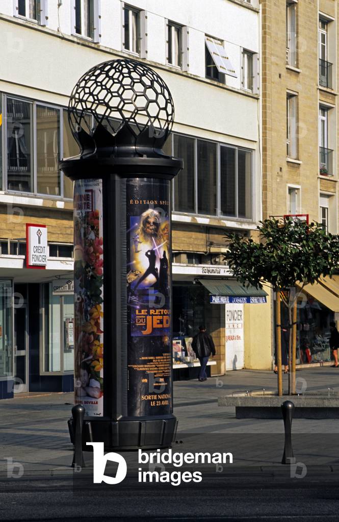 The passage of Jacobins in Caen (Calvados). The street furniture is by Martin Szekely. Photography 10/05/96.
