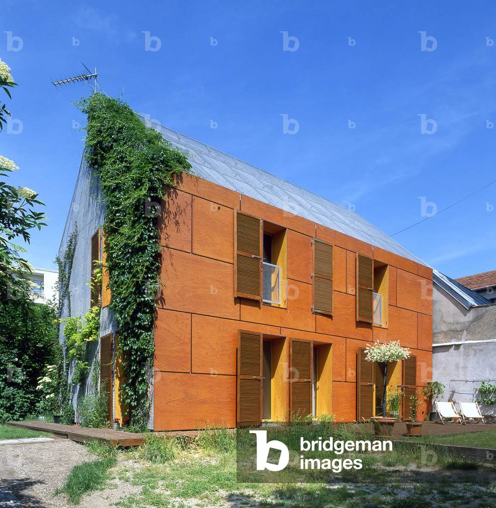 ICONE House in Montreuil, Seine-Saint-Denis (Seine-Saint-Denis), Ile de France (Ile-De-France), France. Architecture by Anne-Francoise Jumeau and Louis Paillard, 2002. Photography 10/08/06