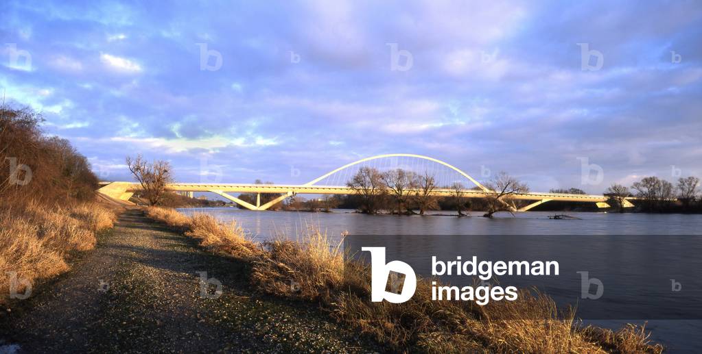 Pont de l'Europe in Orleans, Loiret (45), Centre, France. Architecture of Santiago Calatrava, 1996-2000. Photography 2000