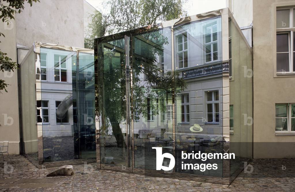 Cafe Bravo, Institut d'art contemporain, Auguststrasse in the Mitte district of Berlin (Germany). Realisation 1999, architect Dan Graham. Photography 1999.