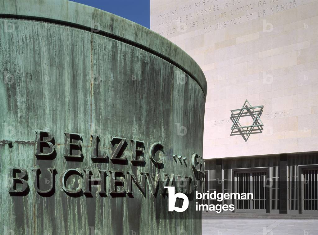 The square of the Memorial de la Shoah, 17 rue Geoffroy l'Asnier, Paris 4. Architect Antoine Jouve, Simon Vignaud, 2005.