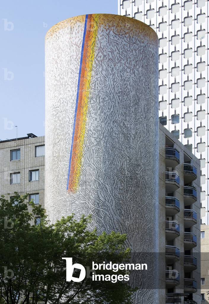 The Three Trees (1988) by Guy-Rachel Grataloup (born in 1935), a mosaic of sculptures of 850 square metres and 28.5 metres high, which decorates a chimney located on the esplanade of La Defense (Hauts de Seine), from drawings on the pattern, projected, enlarged and codified, he seeks by covering them with colors to play the conflict between the structures and colors, the drawing then loses its meaning and the color takes its own. Photography 21/09/08.
