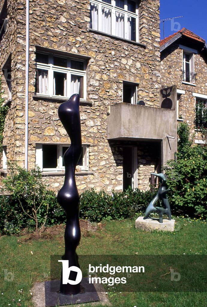 Plastic intervention by Sophie Taeuber Arp (1889-1943) in the garden of the house of Hans Arp (Jean Arp) (1887-1966) in Clamart (Hauts de Seine), built in 1928, architect Sophie Taeuber.