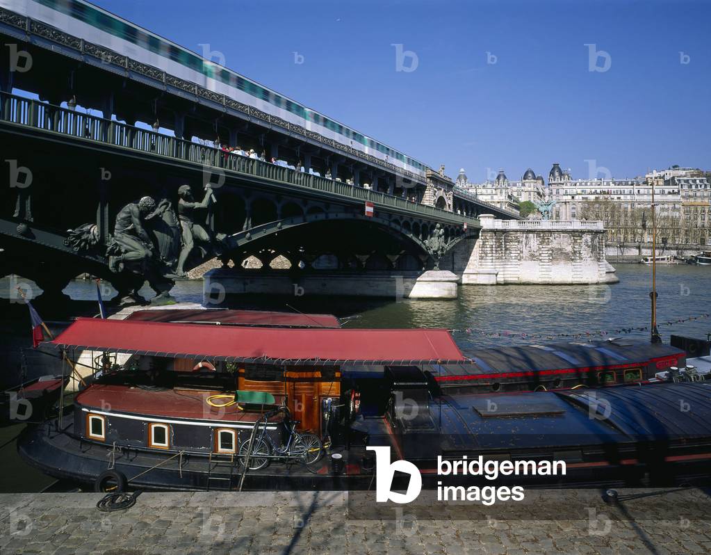 The bridge of Bir Hakeim (Bir-Hakeim) in Paris 16th arrondissement. Ex Passy Viaduct, it became in 1949 the bridge of Bir Hakeim. One of the most beautiful sites of metal architecture. The 237-metre bridge has the particularity of being both metropolitan, automobile and pedestrian. Architect Louis Biette (1860-1939) and Jean Camille Formige (1845-1926), realisation 1903-1905.