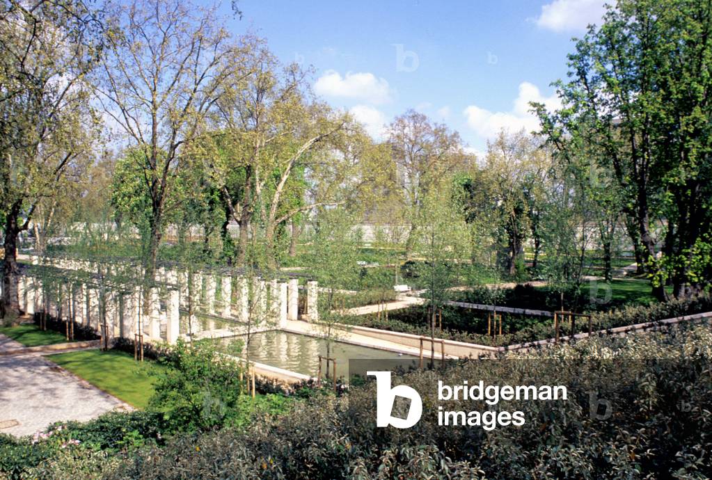 Parc de Bercy, Paris 75012. Architect: Bernard Huet¿ with Madeleine Ferrand Jean-Pierre Feugas and Bernard Leroy - Landscapers: Ian Le Caisne and Philippe Raguin, 1993-1997. The Parc de Bercy has been brought to the site of the former Bercy wine warehouses.