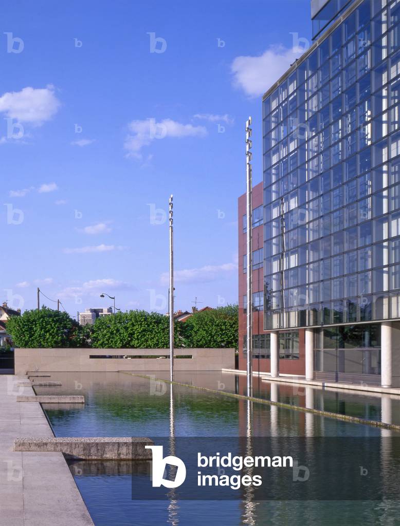 Shell's head office is Rueil Malmaison (Rueil-Malmaison), Hauts de Seine (Hauts-de-Seine), Ile de France (Ile-de-France), France. Architecture by Jean Pistre, Valode Denis and Kathryn Gustafson, 1992. Photography 10/04/97