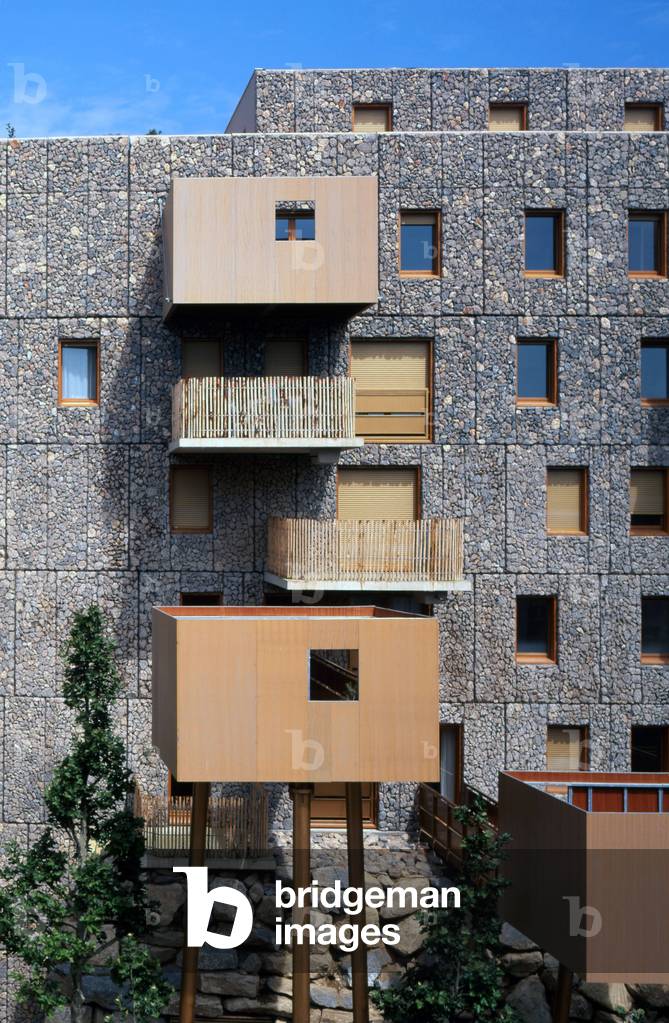 Limmeuble which grows, at Chateau le Lezæpres deae Montpellier (Herault). Realisation 2000, architect Edouard Francois. Photography 10/06/00.