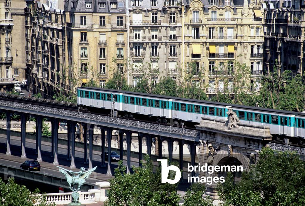 Pont Bir Hakeim (Bir-Hakeim), Paris 15th arrondissement. Ex Passy Viaduct, it became in 1949 the bridge of Bir Hakeim. One of the most beautiful sites of metal architecture. The 237-metre bridge has the particularity of being both metropolitan, automobile and pedestrian. Architect Louis Biette (1860-1939) and Jean Camille Formige (1845-1926), 1903-1905.