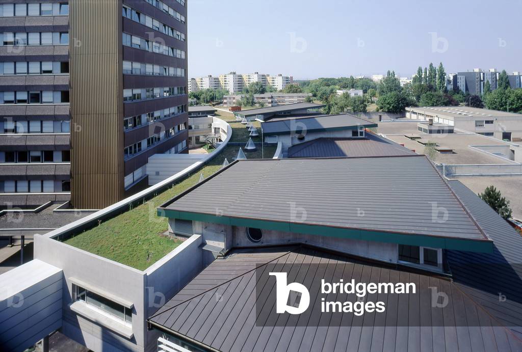Copper oxide roof of the hospital CHU in Strasbourg (Bas Rhin). Architect Louis Picon, NUNC, 1998. Photography 1998.