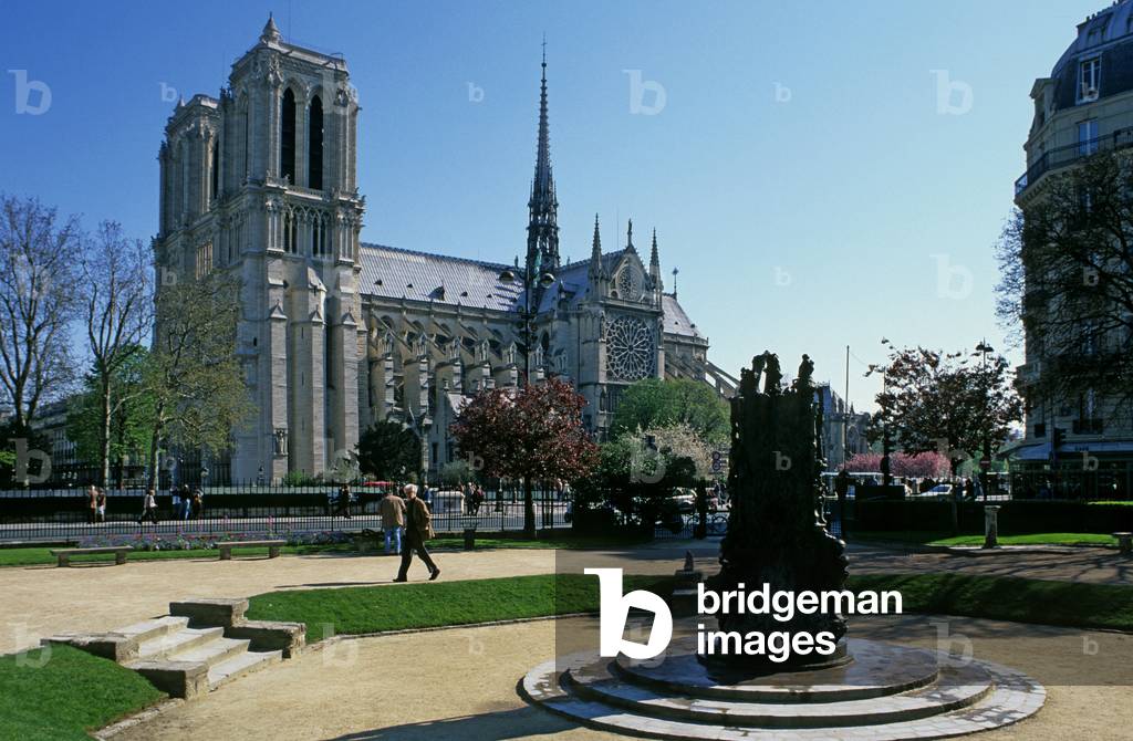 Cathedrale Notre Dame de Paris. From the 4th century, an episcopal ensemble, an atour group of a basilica with exceptional dimensions, settled on the island of La Cite. The construction of the Gothic cathedral began around 1160 and was completed in the 14th century. Partially destroyed during the Revolution, it had to be extensively restored in the 19th century by the architect Eugene Viollet le Duc (1814-1879).