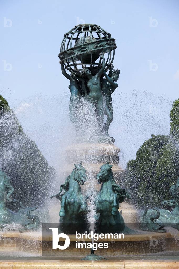 The four parts of the world (four parts of the world), or fountain of the observatory or the Carpeaux fountain (1867-1874) at the Place Camille Jullian, in the garden of Marco Polo, Jardin du Luxembourg, Paris 6th arrondissement. It represents the four parts of the world, sculpted by Jean Baptiste (Jean-Baptiste) Carpeaux (1827-1875), while the base of eight marine horses was made by Emmanuel Fremiet (1824-1910). It was designed by architect Gabriel Davioud (1824-1881). Photography 20/04/09.