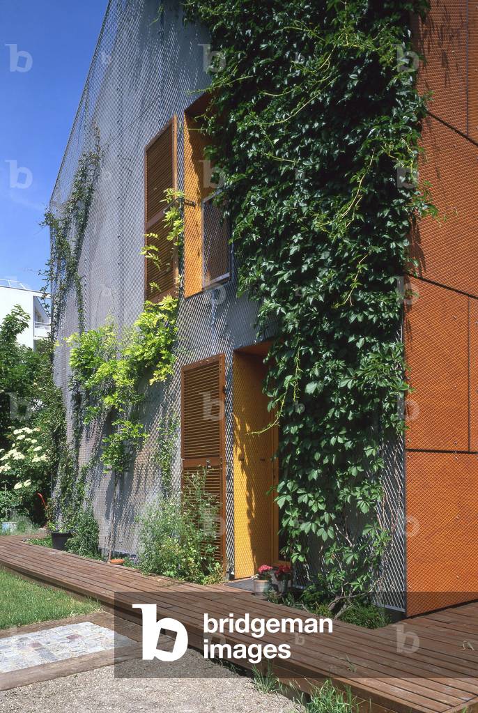 ICONE House in Montreuil, Seine-Saint-Denis (Seine-Saint-Denis), Ile de France (Ile-De-France), France. Architecture by Anne-Francoise Jumeau and Louis Paillard, 2002. Photography 10/08/06