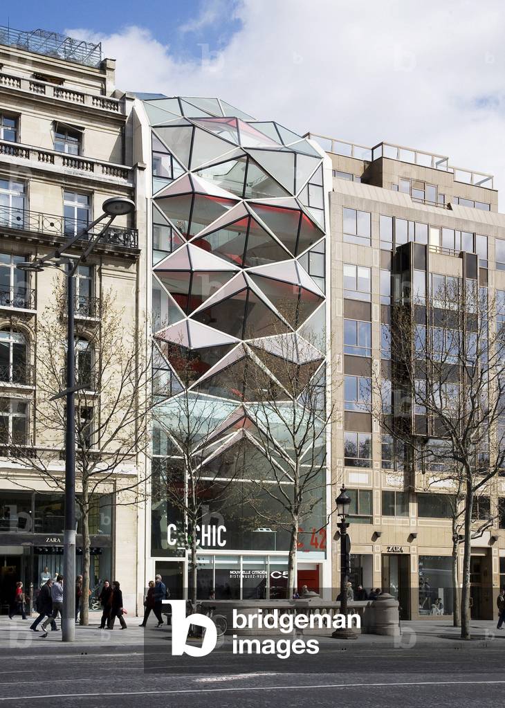 Le C42, Citroen showroom, 42 avenue des Champs- Elysees (Champs Elysees), Paris 8, France. Architecture of Manuel Gatrand, 2007. Photography 10/04/08