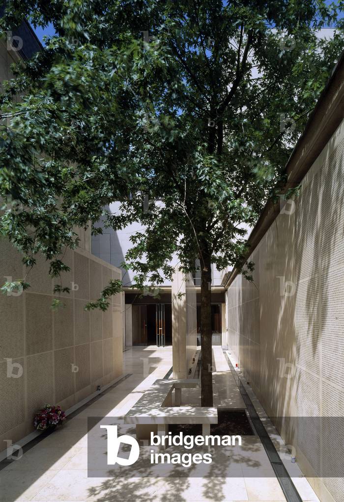 Le mur des Names au Memorial de la Shoah, 17 rue Geoffroy l'Asnier, Paris 4. Architect Antoine Jouve, Simon Vignaud, 2005