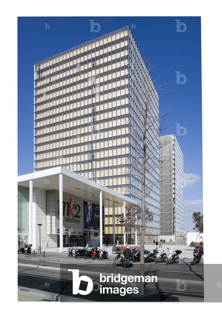 The MK2 Bibliotheque and the Bibliotheque Nationale de France in Paris 75013. Cinema MK2, realisation 2003, architect Jean Michel Wilmotte and BNF, 1995, architect Dominique Perrault. Photography 15/03/06.