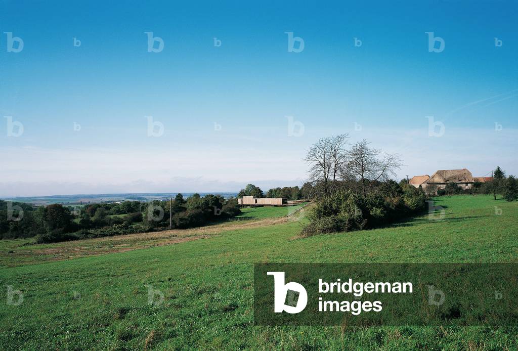 A detached house in Grachaux in Haute-Saone (Haute Saone), Franche-Comte (Franche Comte), France. Architecture by Bernard Quirot and Olivier Vichard, 2001. Photography 10/08/01