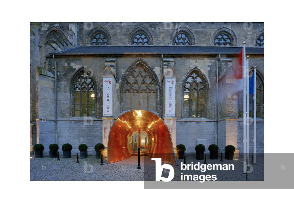 The hotel Kruisheren in Maastricht, Netherlands (Netherlands) realized by Satijn more architects and Vos interieur Mapertuus in 2005. Photography 15/03/06. In the heart of the historic centre of Maastricht, the 15th century Kruisherenklooster was inaugurated as a hotel in May 2005. In a very contemporary and innovative style and furniture by the Dutch interior architect Henk Vos (Maupertuus) and the famous lighting architect Ingo Maurer.
