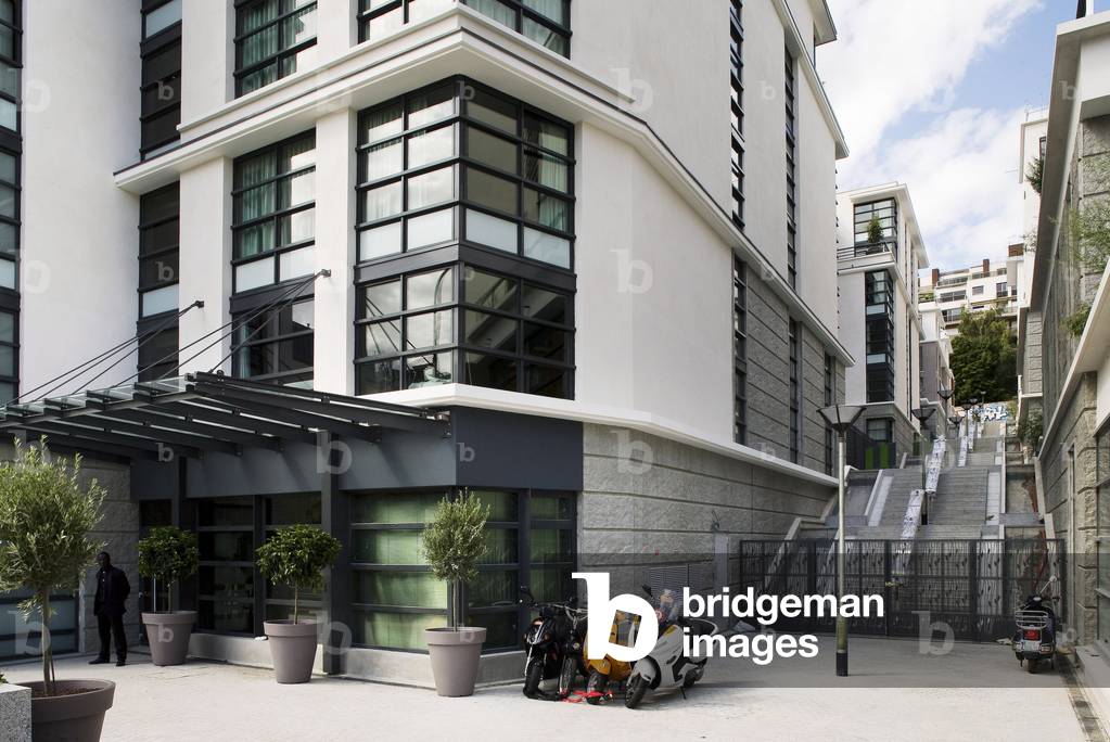 Le Mama Shelter, Philippe Starck hotel, 109 rue de Bagnolet, 75020 Paris. Architecture by Roland Castro for the exterior and Philippe Starck for the interior, 2008. Imagine by the family Trigano (founder of Club Med) and Cyril Aouizerate, philosopher, MAMA SHELTER hotel of 172 rooms, was designed by Philippe Starck. Photography 08/09/08.
