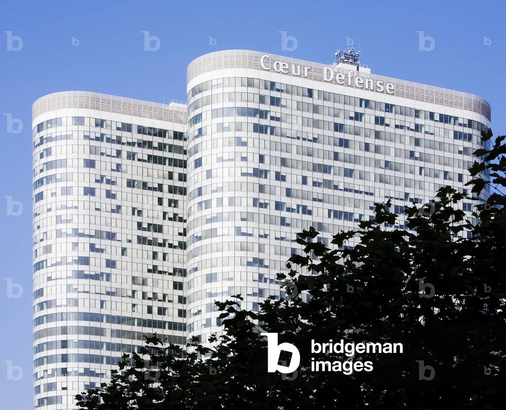 the Tours Coeur Defense (2001, architect Jean Paul Viguier), in Levallois (Hauts de Seine). The Coeur Defense Tower is put under safeguard procedure The bankrupt business bank Lehman Brothers has brought the largest office tower in Europe into its fall. Unibail, who sold it to Lehman last year, could buy it for half a price, according to a rumour. In the Defense business district, the giant Coeur Defense Tower was the epitome years of office real estate. Today it symbolizes its debacle. With 355,000 m2, corresponding to 2 towers 160 metres high connected by lower buildings, Coeur Defense is the building with the largest usable area in Europe behind the Parliament Palace in Bucharest. Unibail-Rodamco, which commissioned this gigantic complex and inaugurated it in 2001, awarded it for €2.1 billion in March 2007 to Lehman Brothers. Photography 21/09/08.