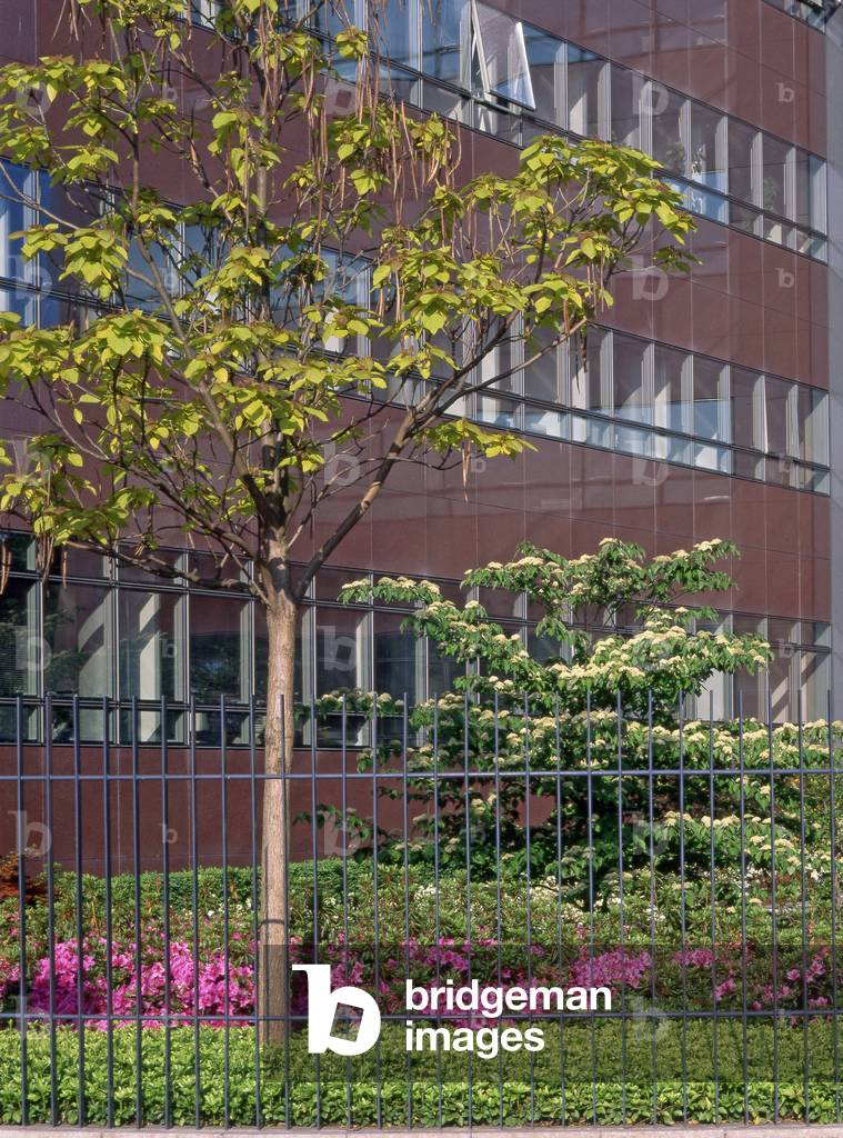 Shell's head office is Rueil Malmaison (Rueil-Malmaison), Hauts de Seine (Hauts-de-Seine), Ile de France (Ile-de-France), France. Architecture by Jean Pistre, Valode Denis and Kathryn Gustafson, 1992. Photography 10/04/97
