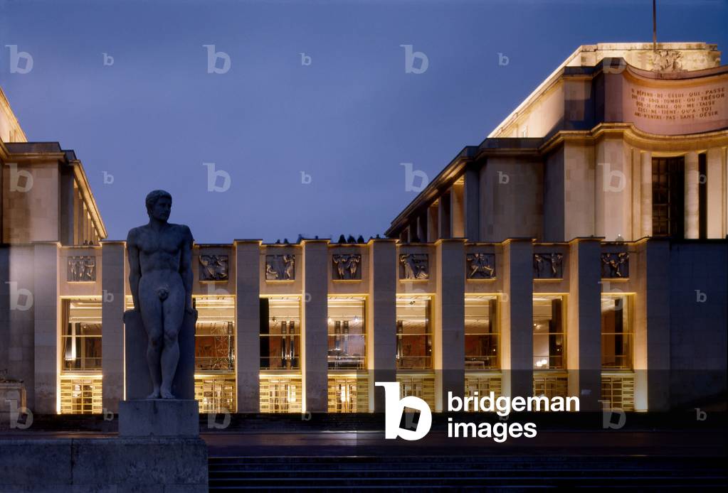 The National Theatre of Chaillot, Paris 16th arrondissement. Architects Leon Azema (1888-1978), Jacques Carlu (1890-1976) and Louis-Hippolyte (Louis Hippolyte) Boileau (1878-1948), 1937. The works of the foyer are entrusted to Louis Sue and Gustave Jaulmes, both teams having been laureates of the interior design competition. Photography 10/01/01.